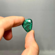 Load image into Gallery viewer, Malachite Tumbled Stone